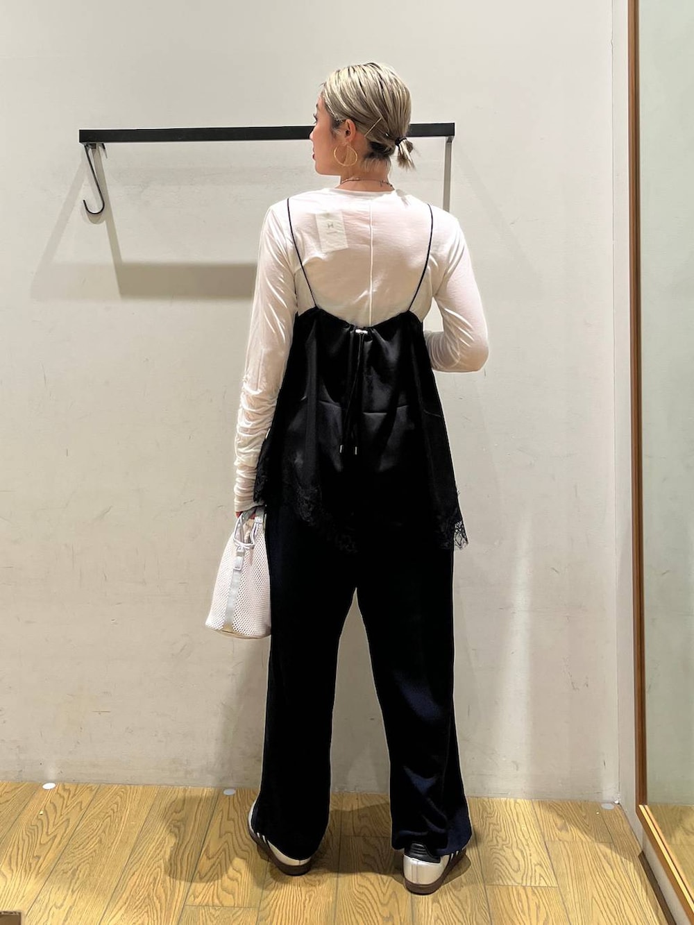 グレー系のショルダーバッグ、ブラック系のキャミソール、ブルー系のその他パンツを着用したレディースの春コーディネートの4枚目の写真