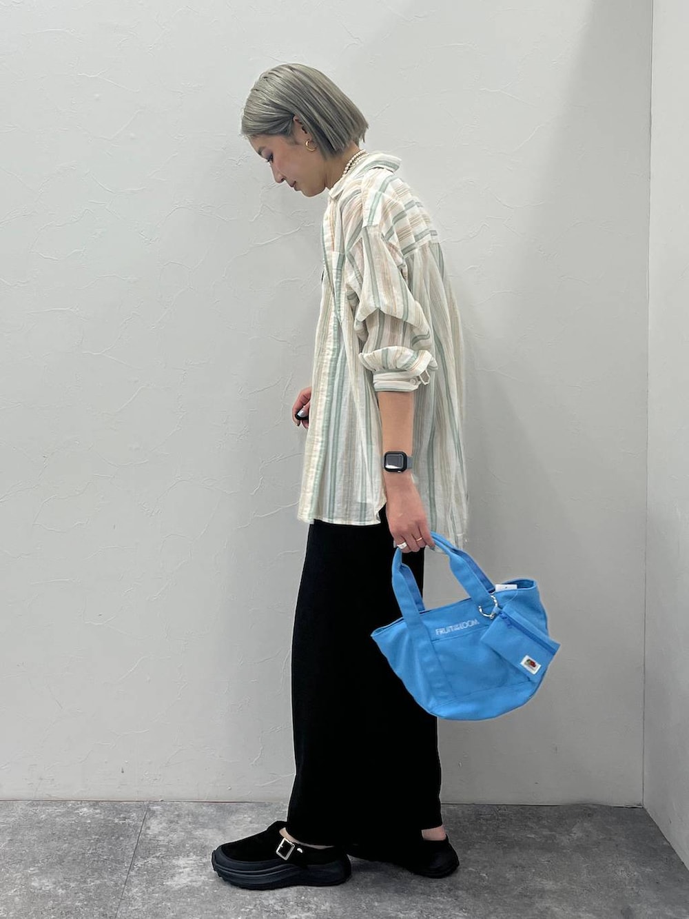 ブラック系のその他シューズ、ブルー系のトートバッグ、ブラック系のインナーウェア/肌着を着用したレディースの冬コーディネートの3枚目の写真