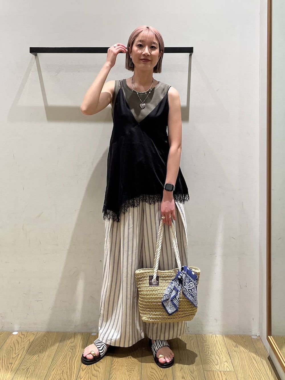 ホワイト系のその他パンツ、ブラック系のキャミソール、ベージュ系のトートバッグを着用したレディースの春コーディネートの5枚目の写真