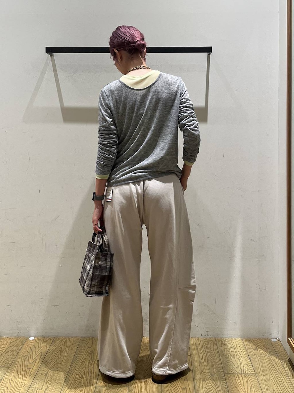 ベージュ系のその他シューズ、ブラウン系のトートバッグ、グレー系のTシャツ/カットソーを着用したレディースの夏コーディネートの4枚目の写真