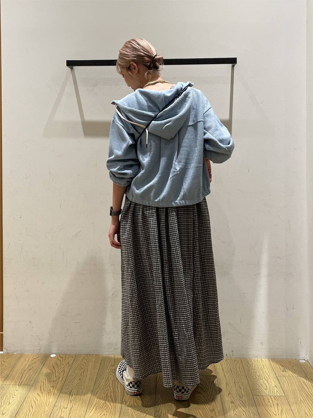 グレー系のワンピース、ブルー系のパーカー、ブラック系のショルダーバッグを着用したレディースの夏コーディネートの4枚目の写真
