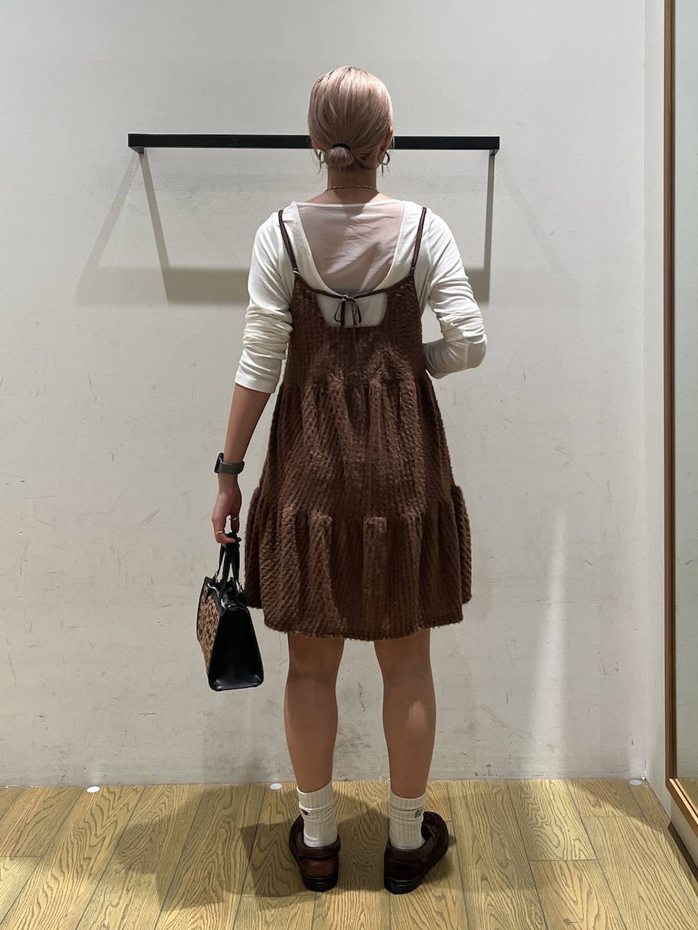 その他のショルダーバッグ、ホワイト系のTシャツ/カットソー、ブラウン系のチュニックを着用したレディースの秋コーディネートの4枚目の写真