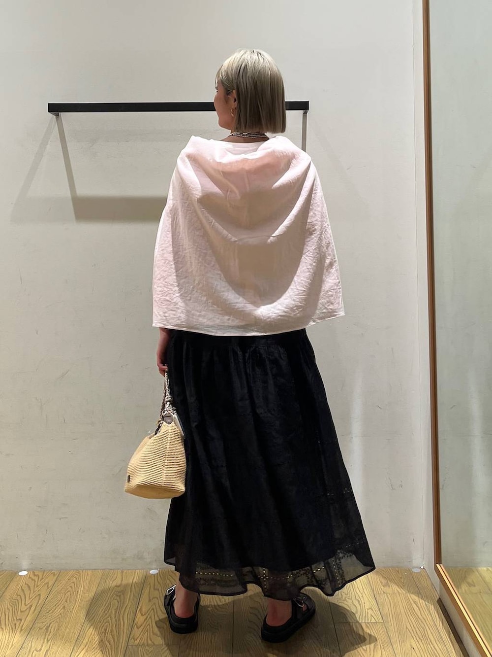 ベージュ系のショルダーバッグ、ブラック系のサンダル、ピンク系のシャツ/ブラウスを着用したレディースの春コーディネートの4枚目の写真