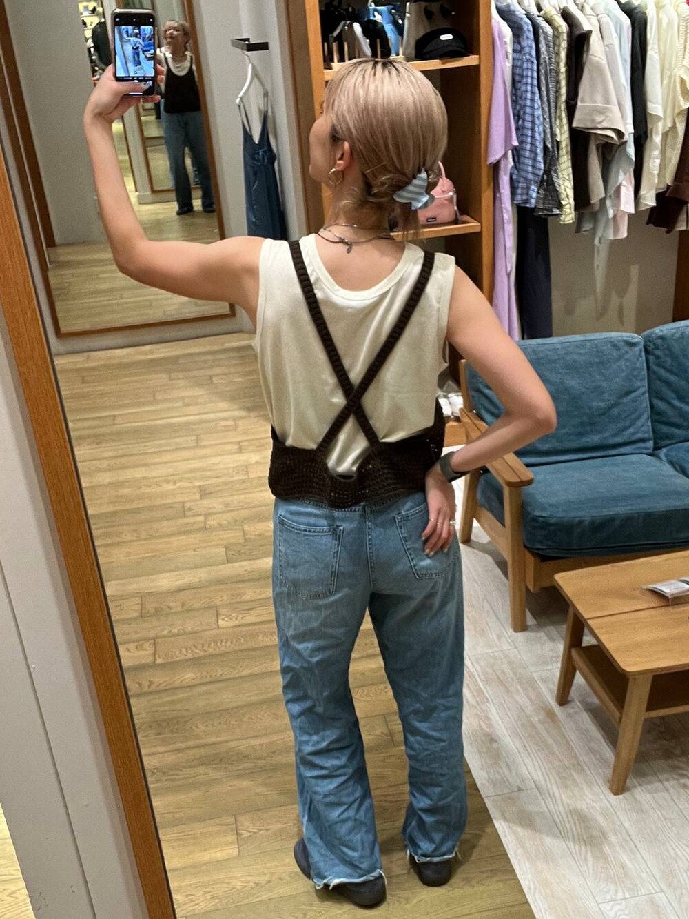 ブルー系のデニムパンツを着用したレディースの夏コーディネートの3枚目の写真