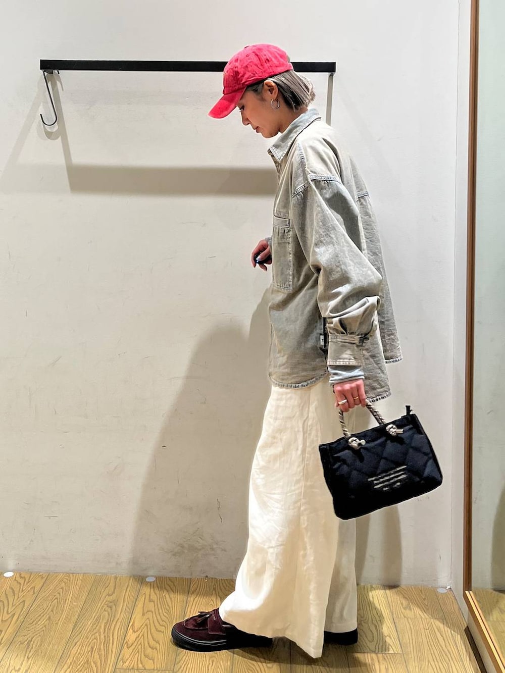 ベージュ系のその他パンツ、ブルー系のシャツ/ブラウス、ブラック系のショルダーバッグを着用したレディースの冬コーディネートの3枚目の写真