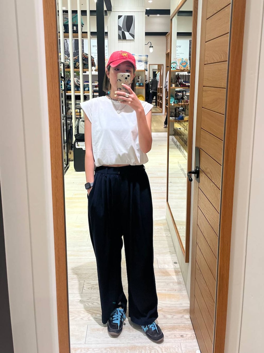 ブルー系のその他パンツ、ホワイト系のTシャツ/カットソー、レッド系のキャップを着用したレディースの春コーディネートの4枚目の写真