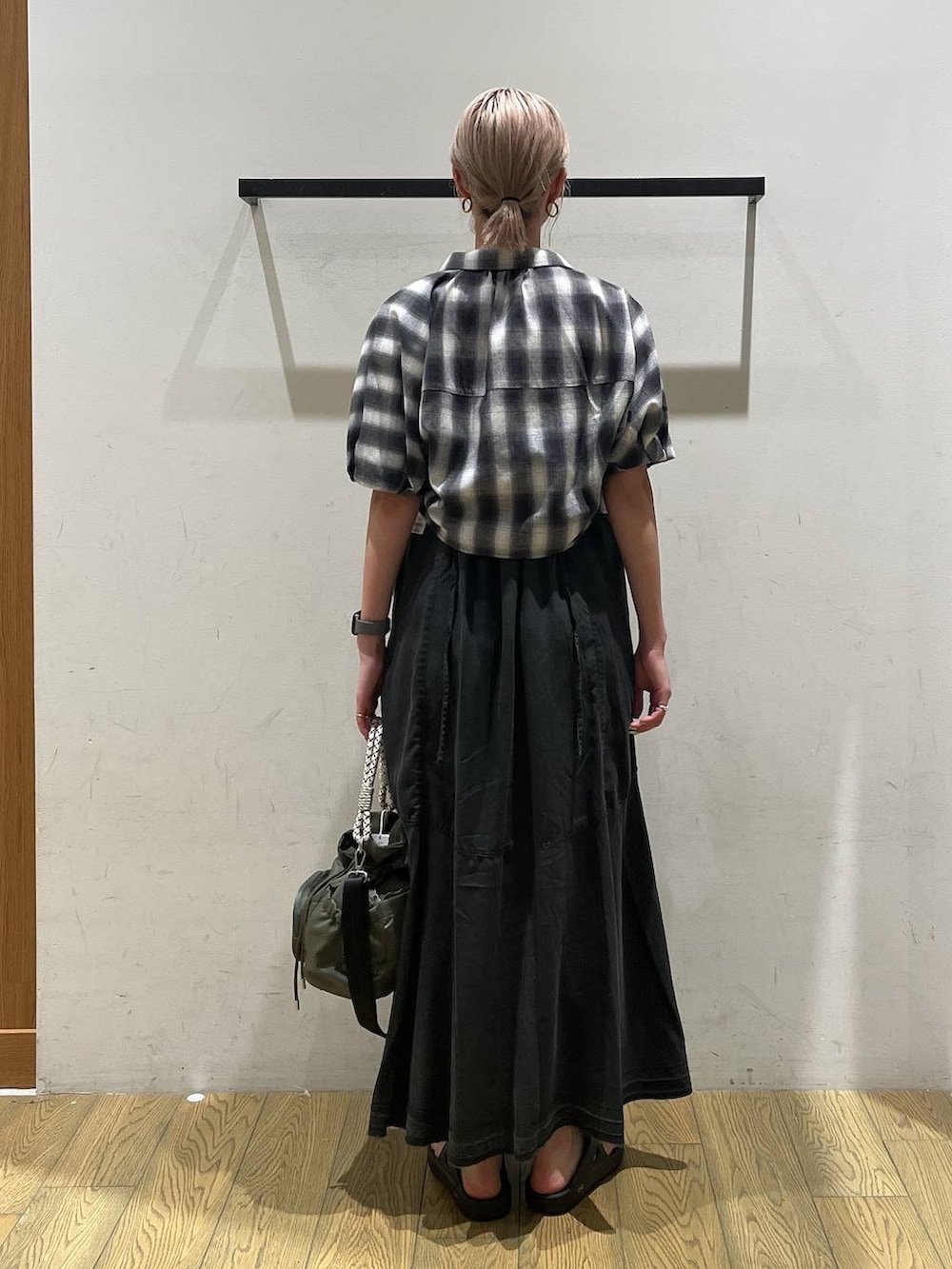 グレー系のシャツ/ブラウス、グレー系のワンピース、グリーン系のショルダーバッグを着用したレディースの夏コーディネートの4枚目の写真