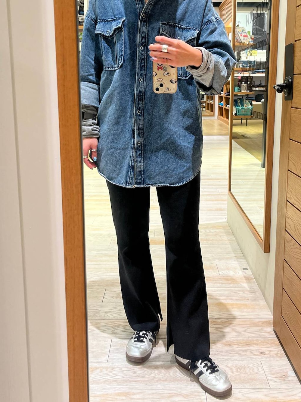 ブラック系のその他パンツ、ブルー系のシャツ/ブラウス、ベージュ系のキャップを着用したレディースの春コーディネートの4枚目の写真