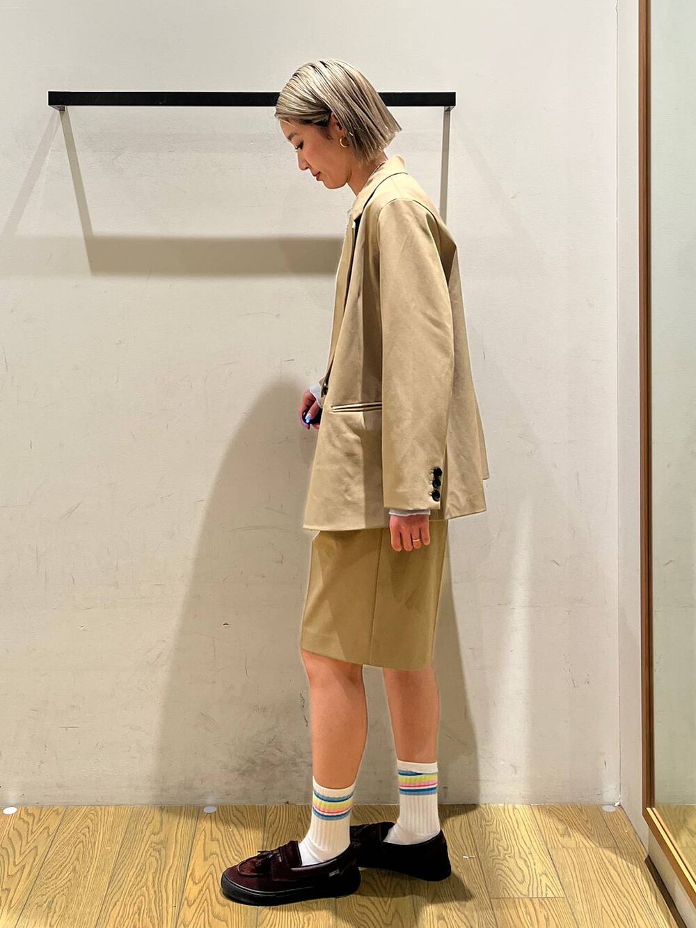 ベージュ系のテーラードジャケット、ベージュ系のその他パンツ、ホワイト系のTシャツ/カットソーを着用したレディースの冬コーディネートの3枚目の写真