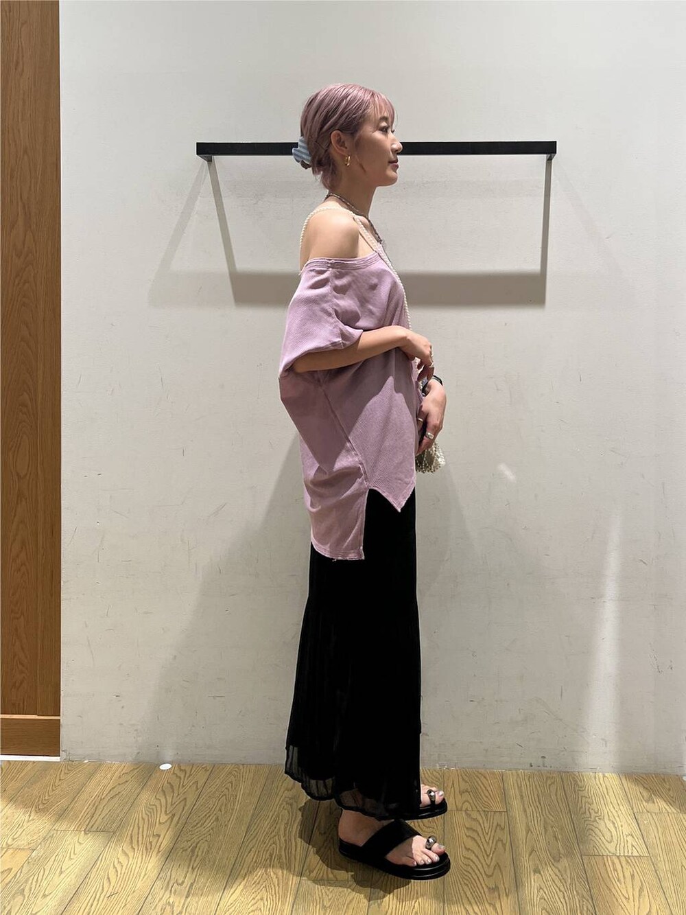 その他のショルダーバッグ、ブラック系のスカート、パープル系のTシャツ/カットソーを着用したレディースの夏コーディネートの2枚目の写真