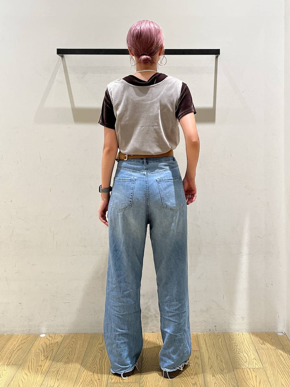 ブルー系のデニムパンツ、ブラウン系のTシャツ/カットソー、ベージュ系のタンクトップを着用したレディースの夏コーディネートの4枚目の写真
