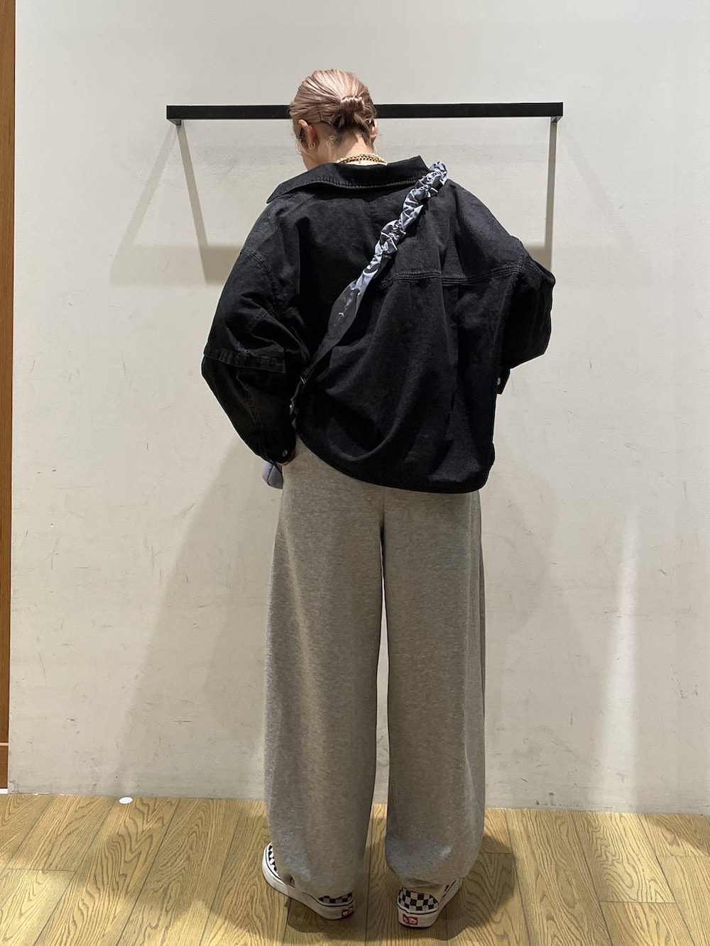 グレー系のスウェットパンツ、ブラック系のシャツ/ブラウス、ホワイト系のタンクトップを着用したレディースの夏コーディネートの3枚目の写真