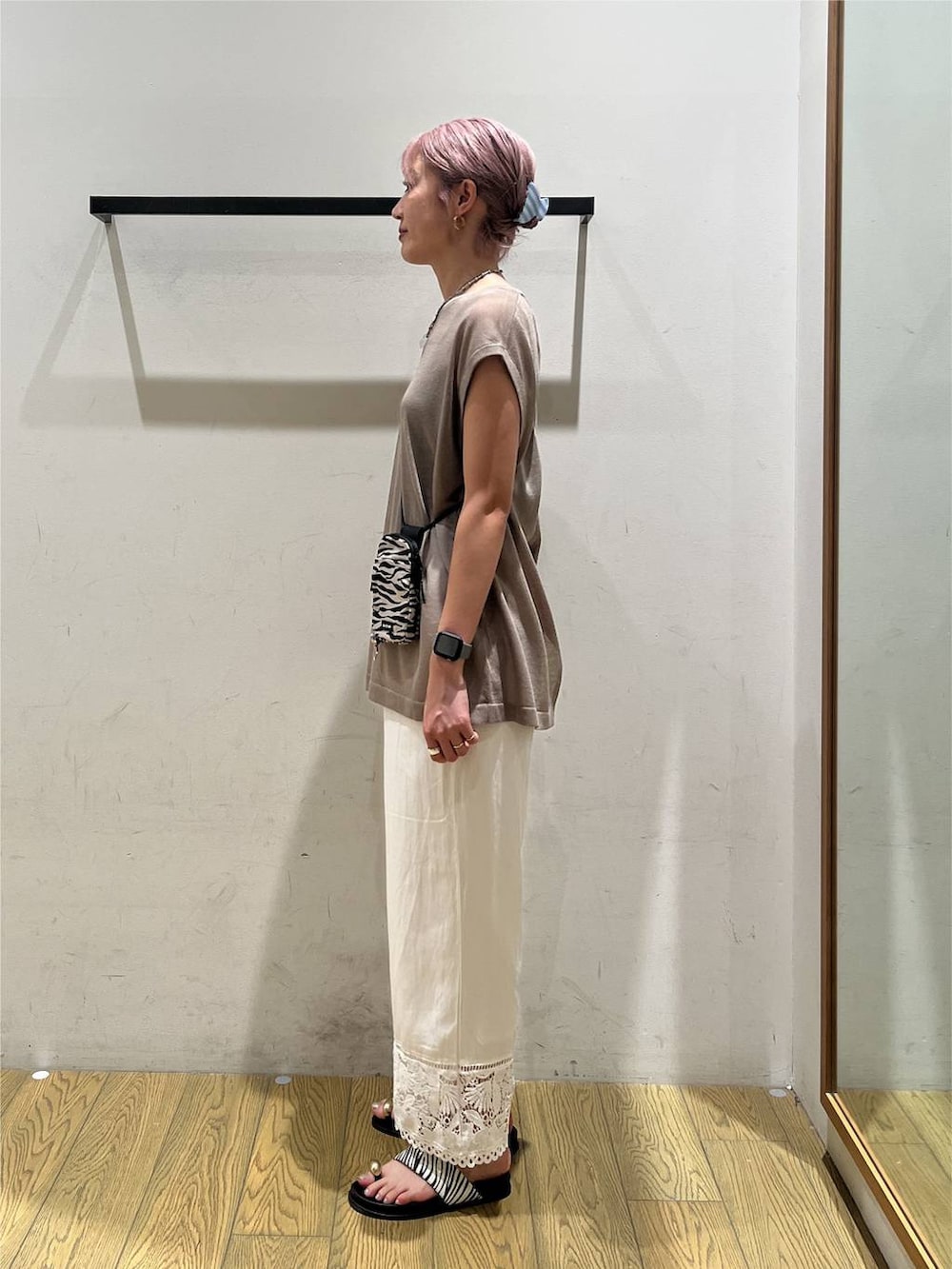 ベージュ系のニット/セーター、ホワイト系のその他パンツ、ベージュ系のショルダーバッグを着用したレディースの夏コーディネートの3枚目の写真