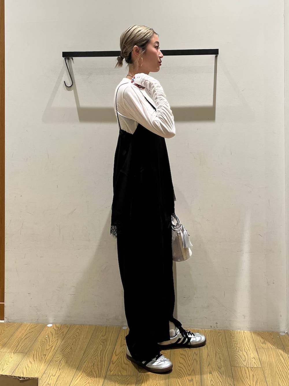 グレー系のショルダーバッグ、ブラック系のキャミソール、ブルー系のその他パンツを着用したレディースの春コーディネートの3枚目の写真