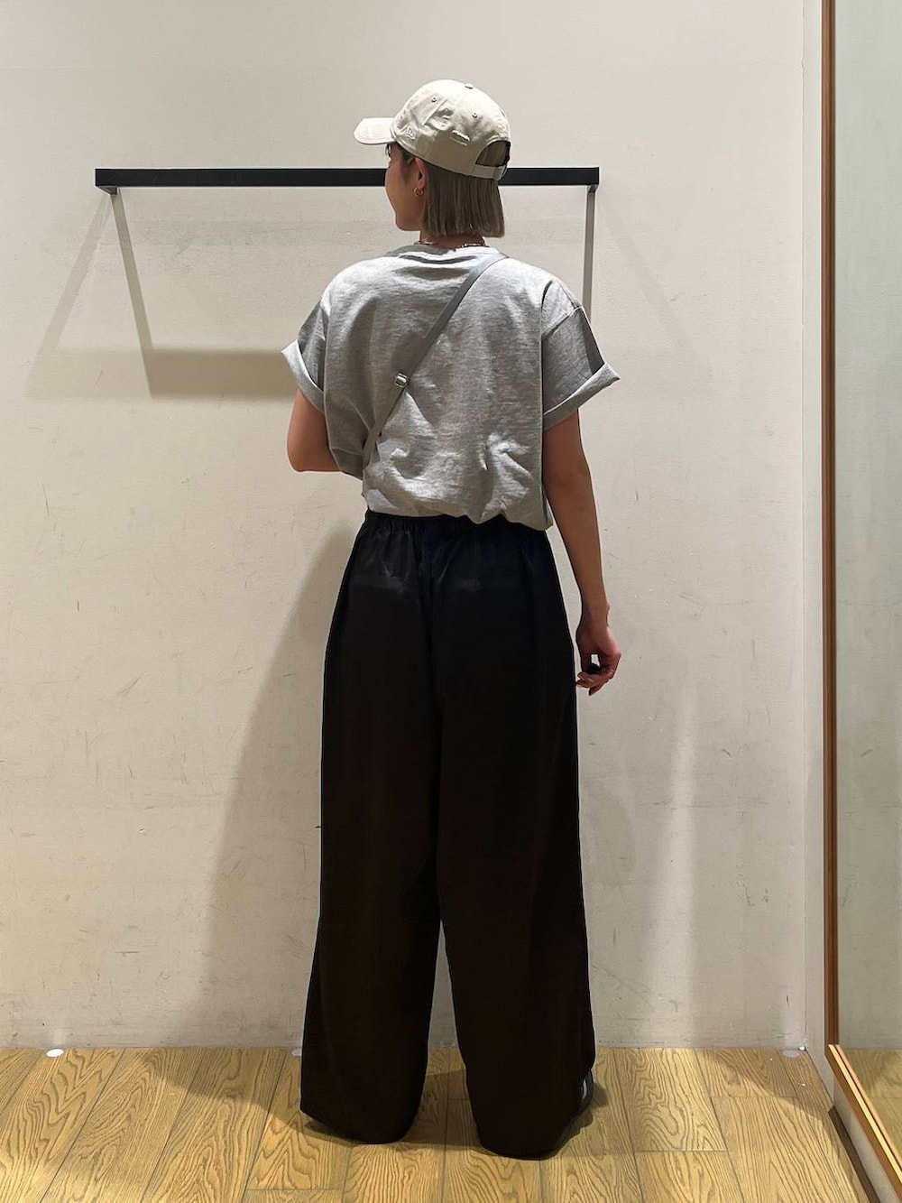 ベージュ系のショルダーバッグ、ブラック系のその他パンツ、グレー系のTシャツ/カットソーを着用したレディースの春コーディネートの4枚目の写真
