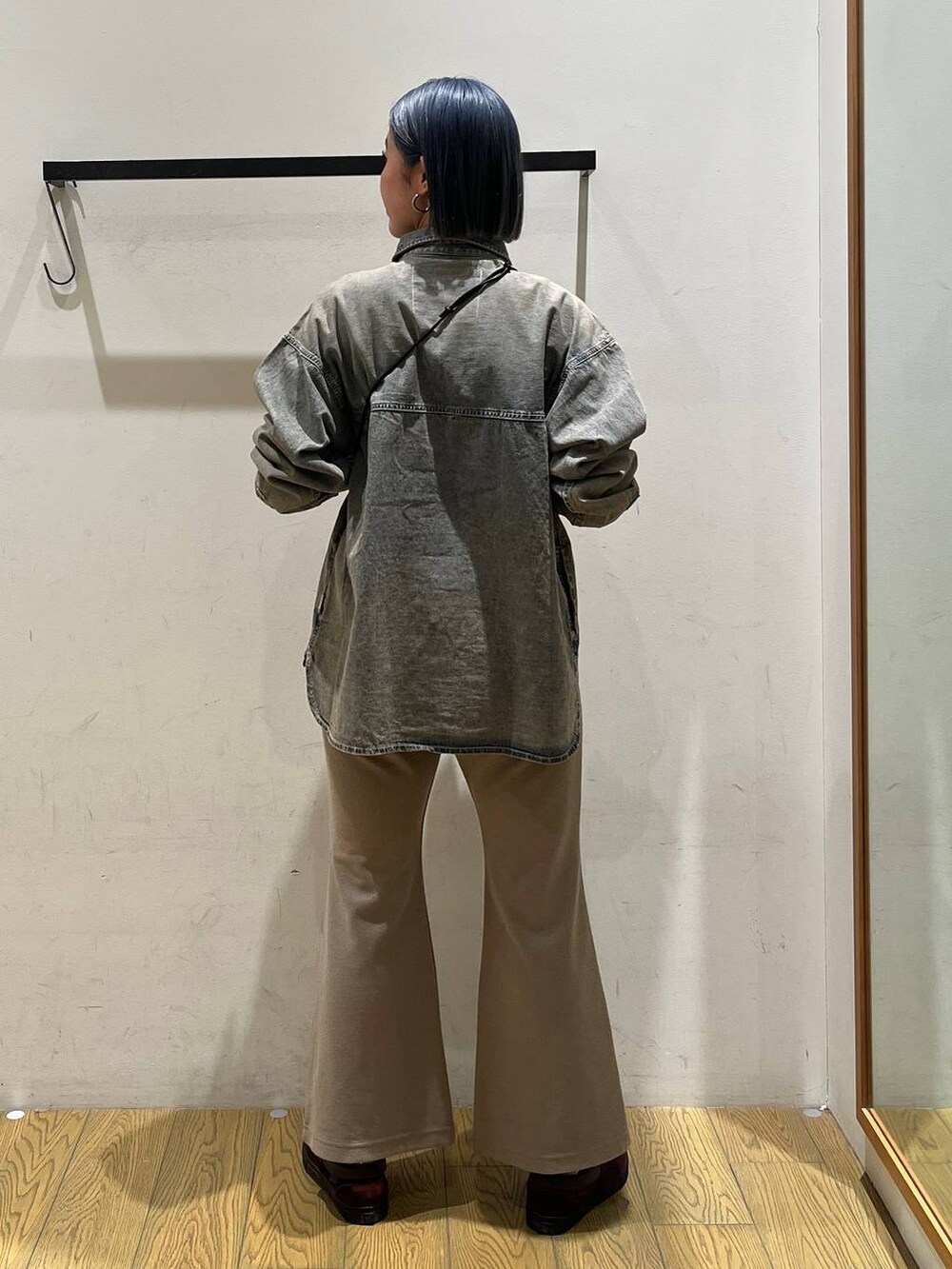 ベージュ系のショルダーバッグ、ベージュ系のその他パンツ、ブルー系のシャツ/ブラウスを着用したレディースの冬コーディネートの4枚目の写真