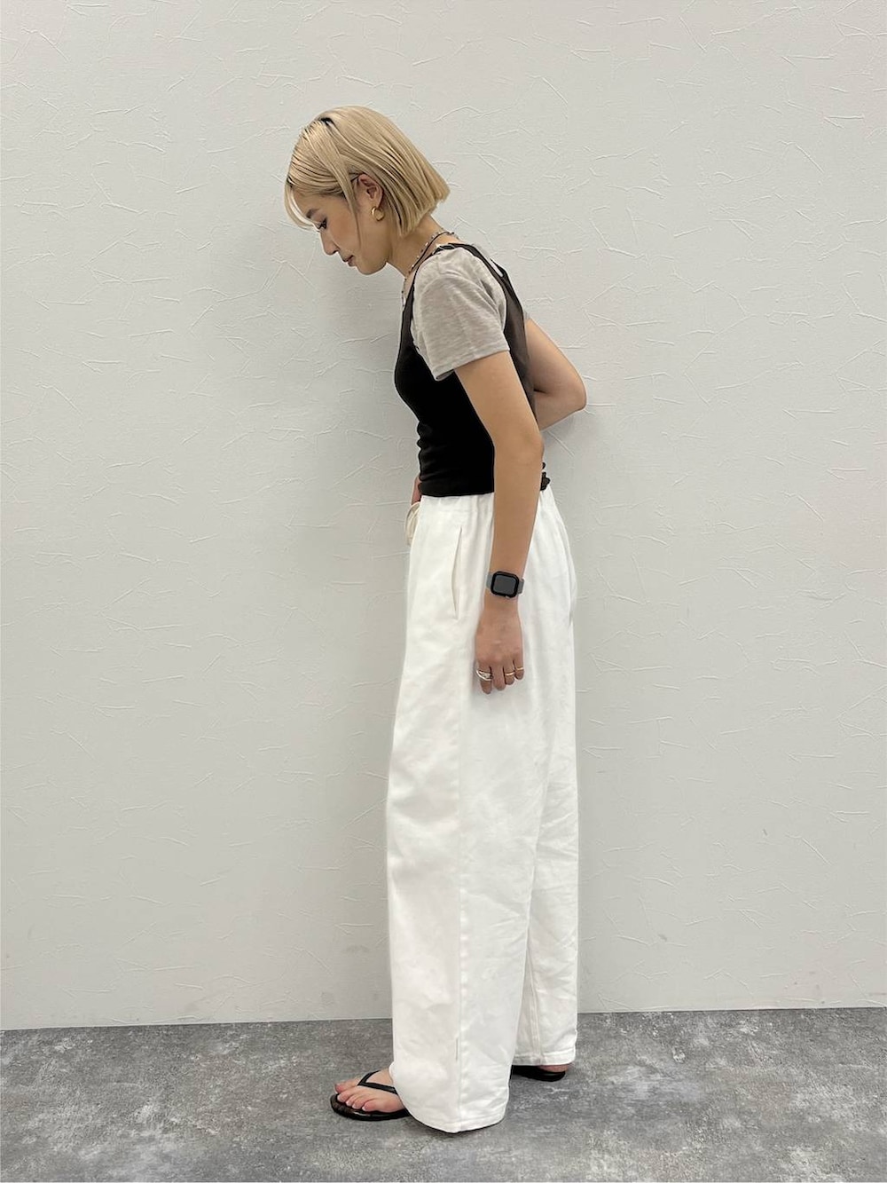 ホワイト系のデニムパンツ、ブラウン系のTシャツ/カットソーを着用したレディースの夏コーディネートの3枚目の写真
