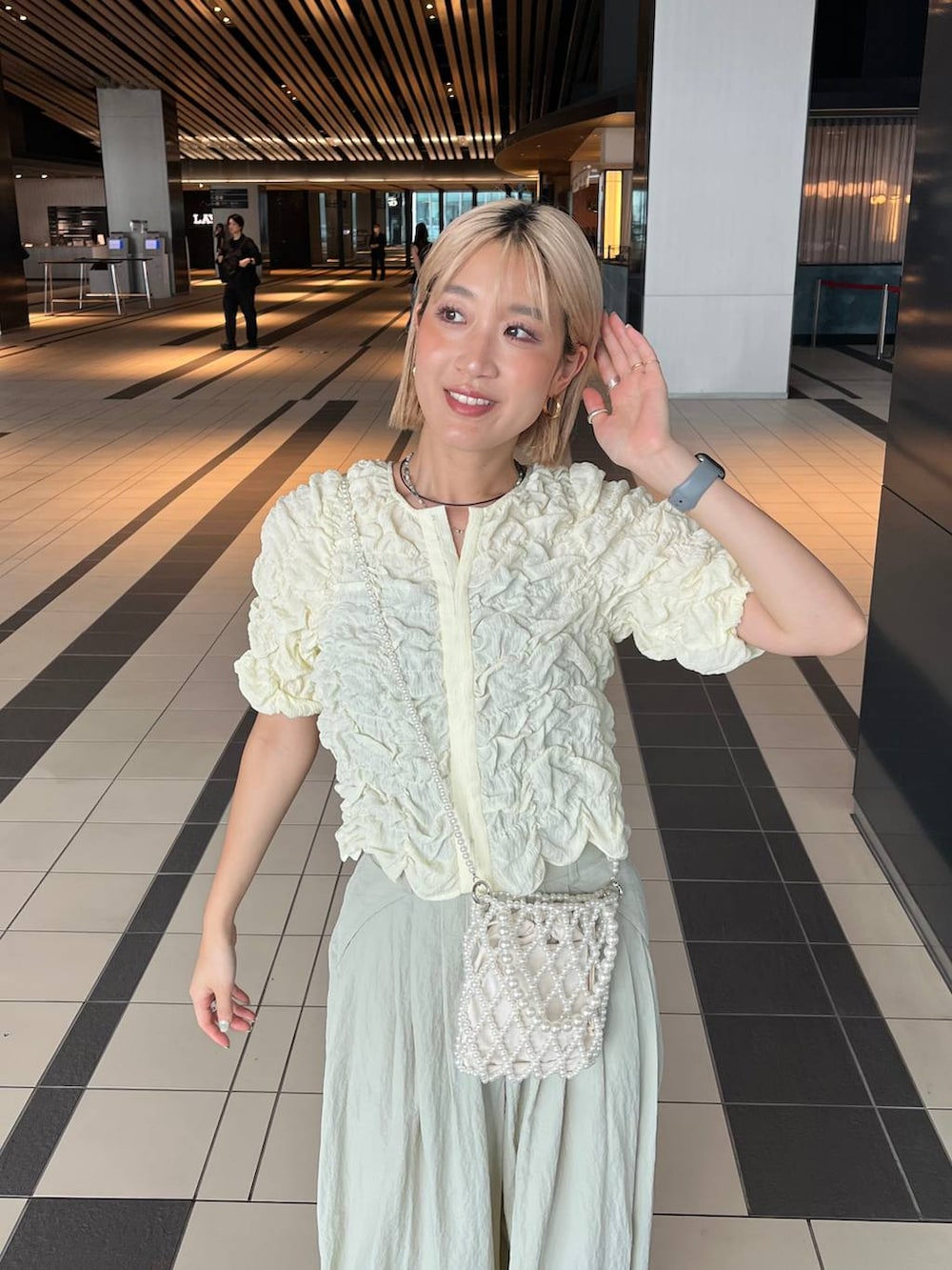 その他のショルダーバッグ、ブラック系のサンダル、グレー系のその他パンツを着用したレディースの夏コーディネートの4枚目の写真