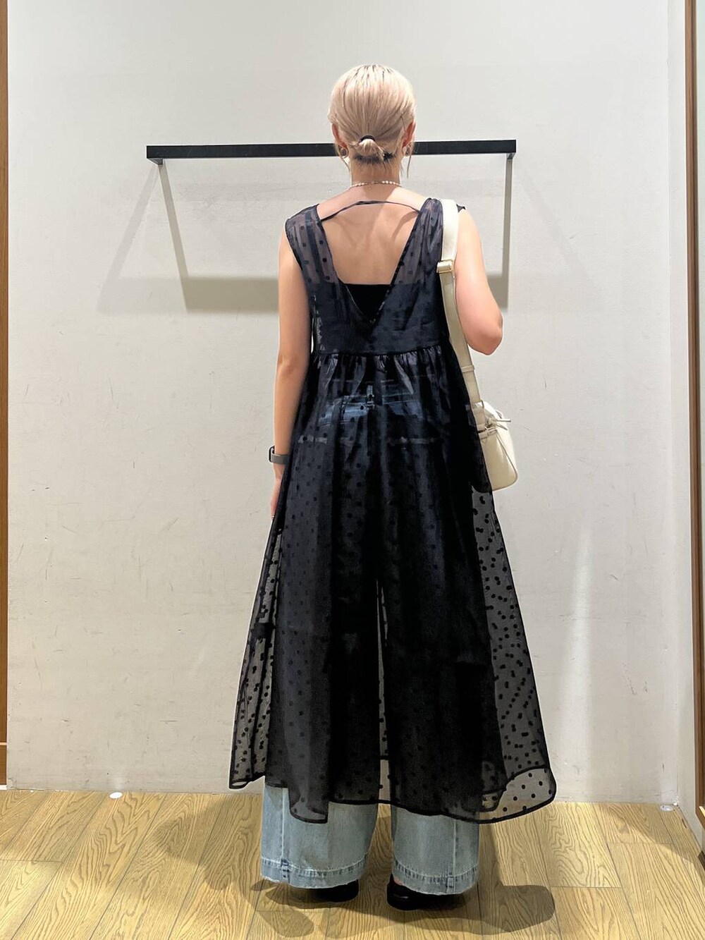 ブラック系のワンピース、ブラック系のキャミソール、ブラック系のサンダルを着用したレディースの夏コーディネートの4枚目の写真