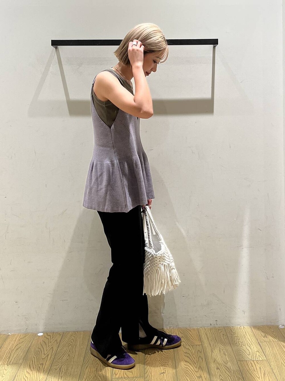 ブラック系のその他パンツ、ベージュ系のトートバッグ、ブラウン系のTシャツ/カットソーを着用したレディースの夏コーディネートの2枚目の写真