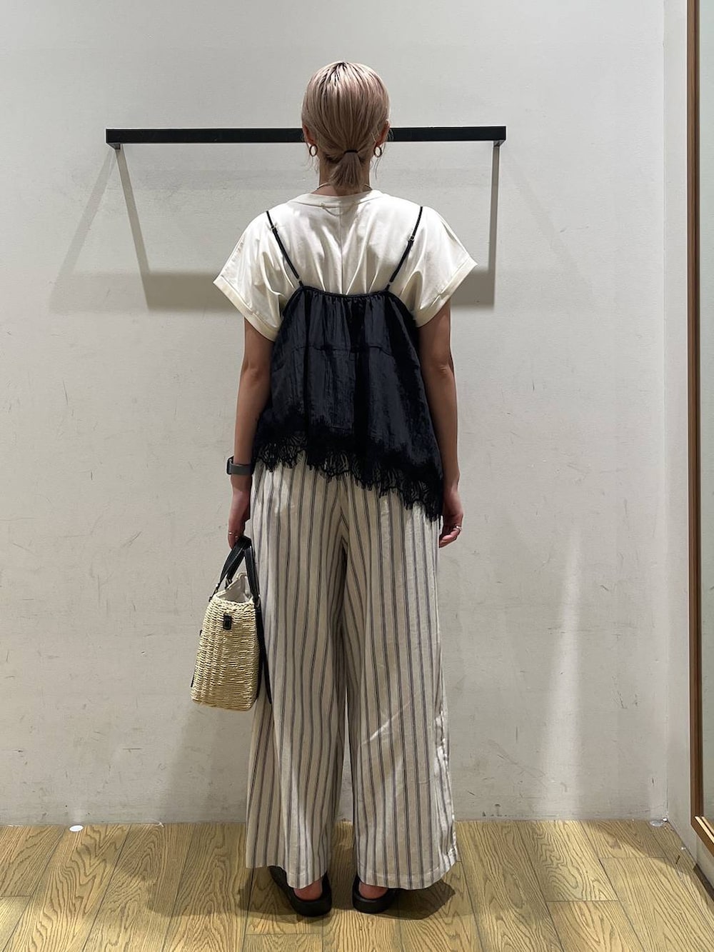 ホワイト系のその他パンツ、ブラック系のショルダーバッグ、ブラック系のサンダルを着用したレディースの夏コーディネートの4枚目の写真