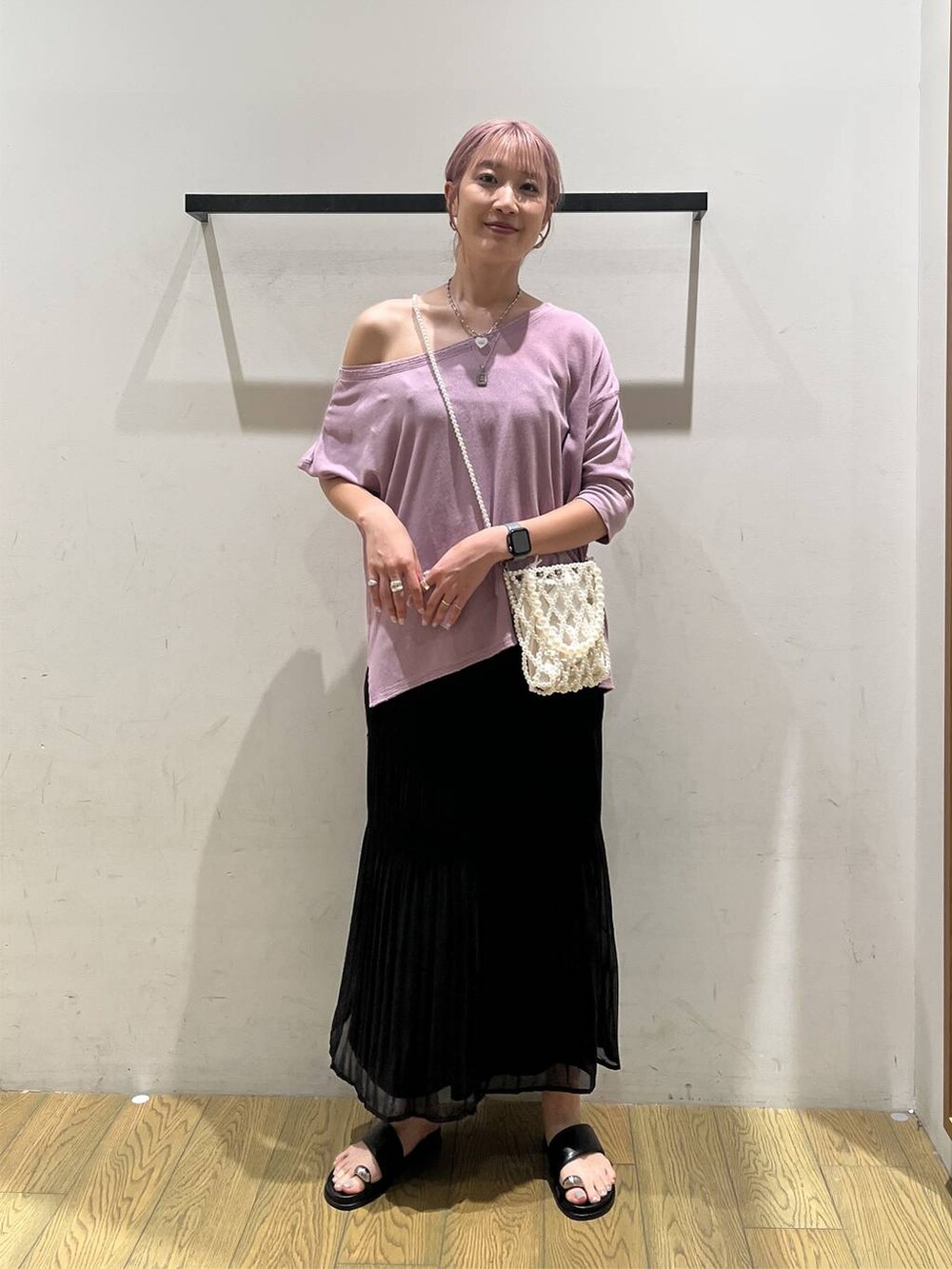 その他のショルダーバッグ、ブラック系のスカート、パープル系のTシャツ/カットソーを着用したレディースの夏コーディネートの5枚目の写真