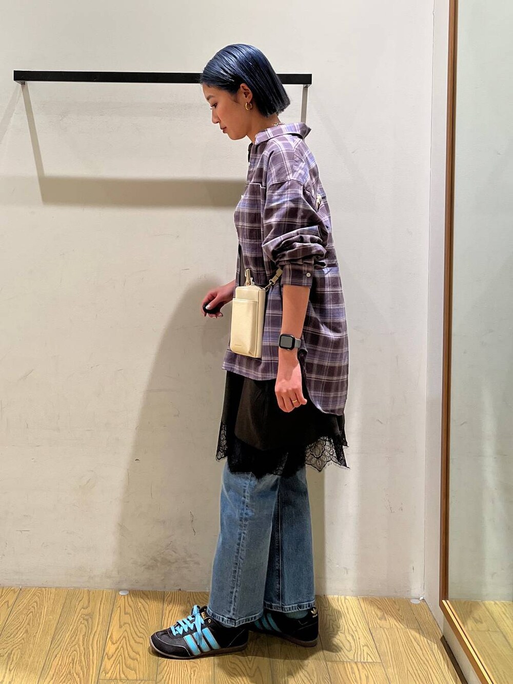 ブルー系のデニムパンツ、グレー系のワンピース、グレー系のシャツ/ブラウスを着用したレディースの冬コーディネートの3枚目の写真