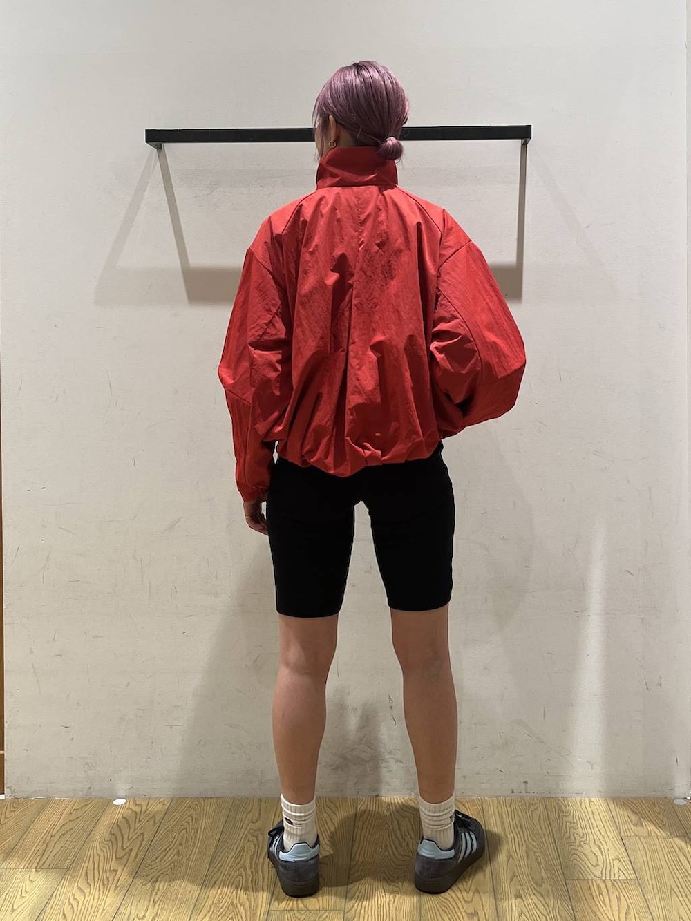 ブラック系のその他パンツ、レッド系のブルゾンを着用したレディースの夏コーディネートの5枚目の写真