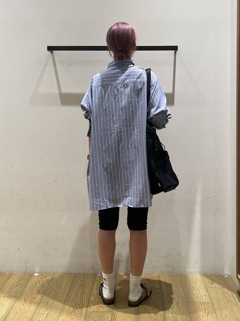 ベージュ系のその他シューズ、ブルー系のチュニック、ブラック系のトートバッグを着用したレディースの夏コーディネートの4枚目の写真