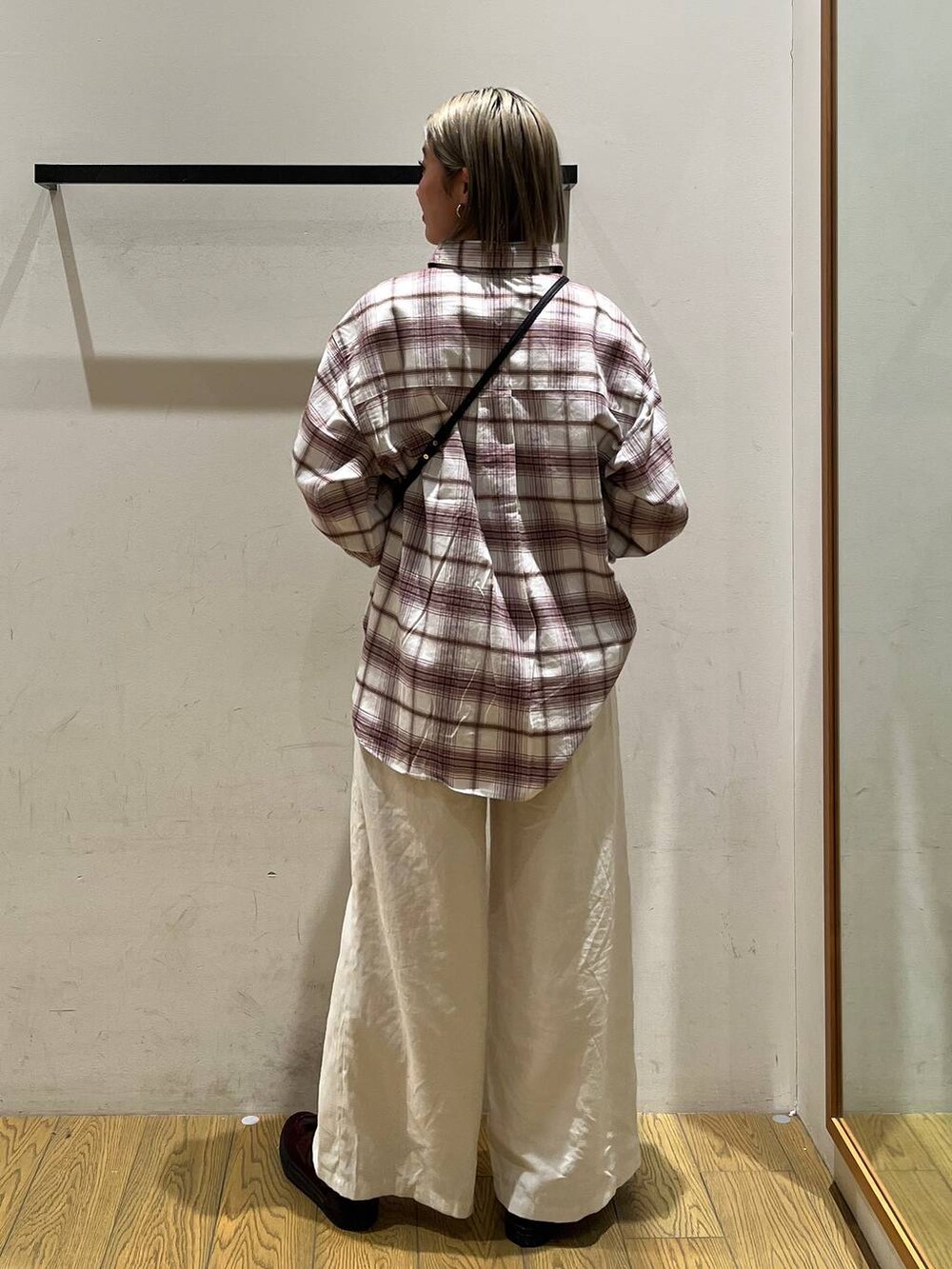 ホワイト系のシャツ/ブラウス、ベージュ系のその他パンツ、ブラック系の財布を着用したレディースの冬コーディネートの4枚目の写真