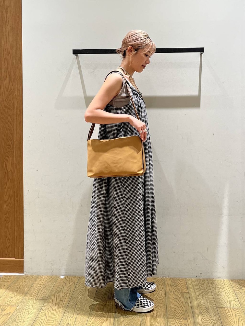 グレー系のワンピース、ブルー系のデニムパンツ、ベージュ系のタンクトップを着用したレディースの夏コーディネートの3枚目の写真