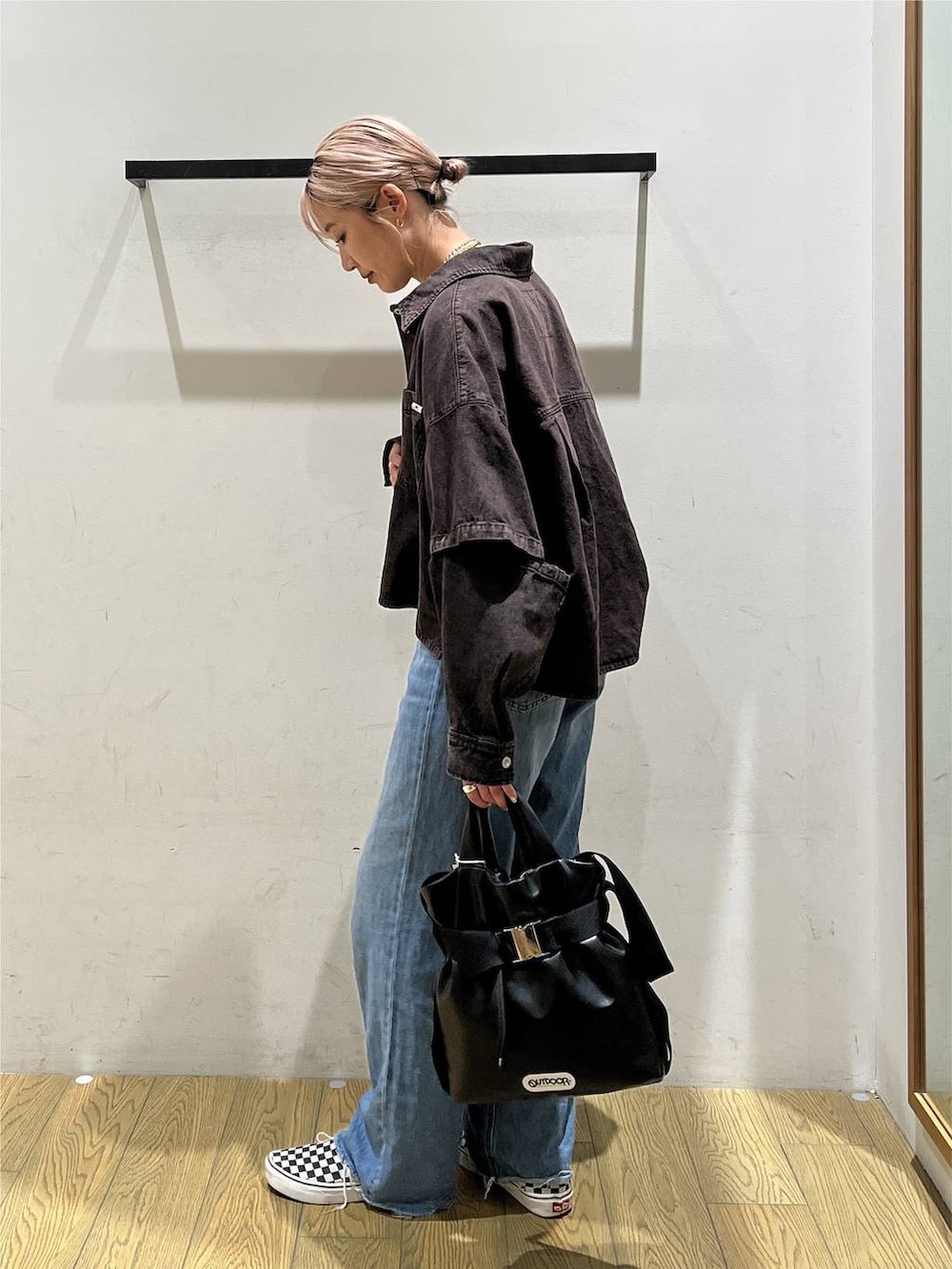 ブルー系のデニムパンツ、ブラウン系のシャツ/ブラウス、ブラック系のトートバッグを着用したレディースの夏コーディネートの3枚目の写真