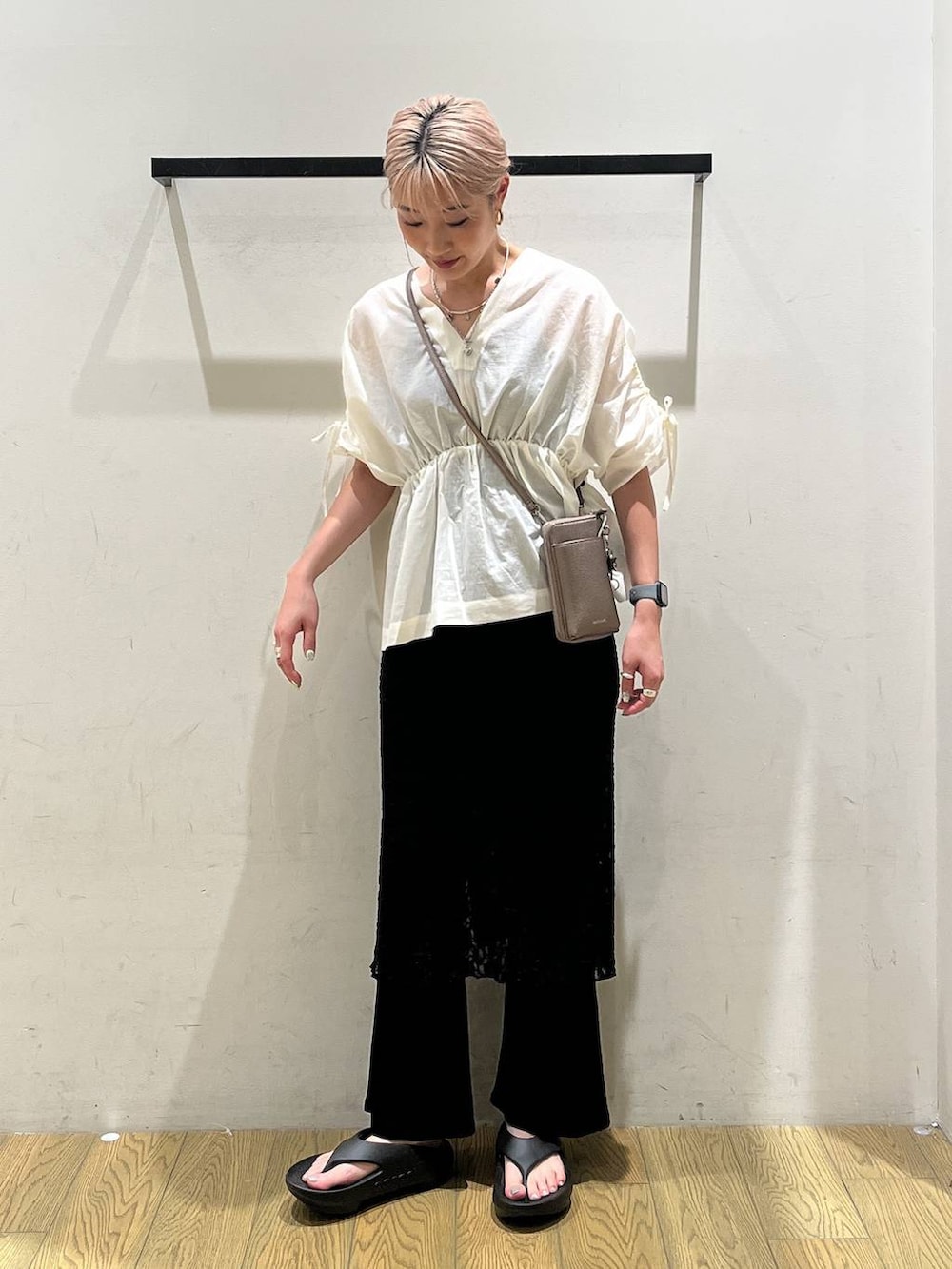 ホワイト系のシャツ/ブラウス、ブラック系のその他パンツ、ブラック系のサンダルを着用したレディースの夏コーディネートの5枚目の写真