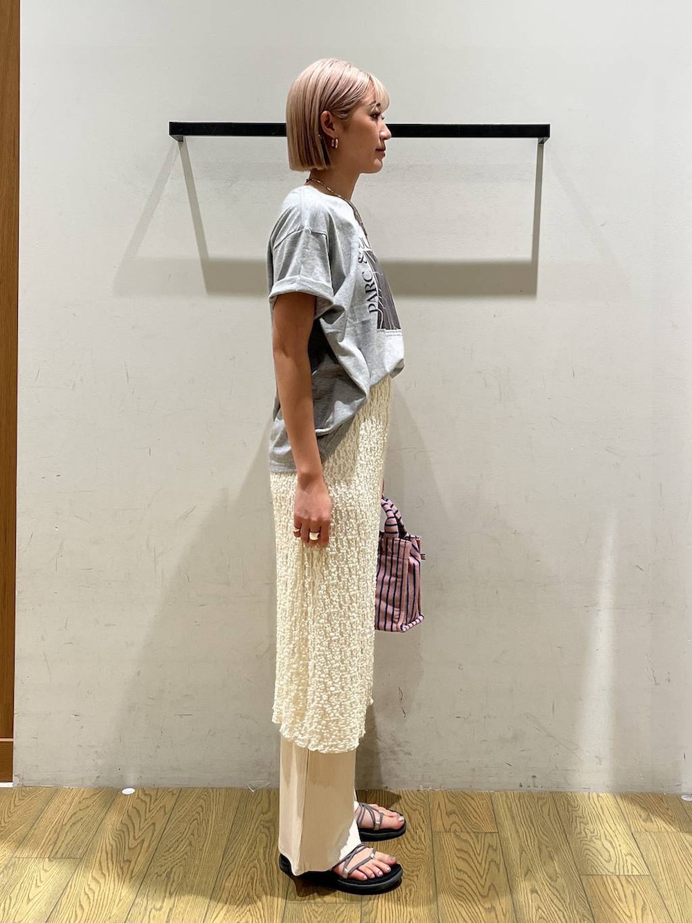 ホワイト系のその他パンツ、ピンク系のトートバッグ、グレー系のTシャツ/カットソーを着用したレディースの夏コーディネートの2枚目の写真