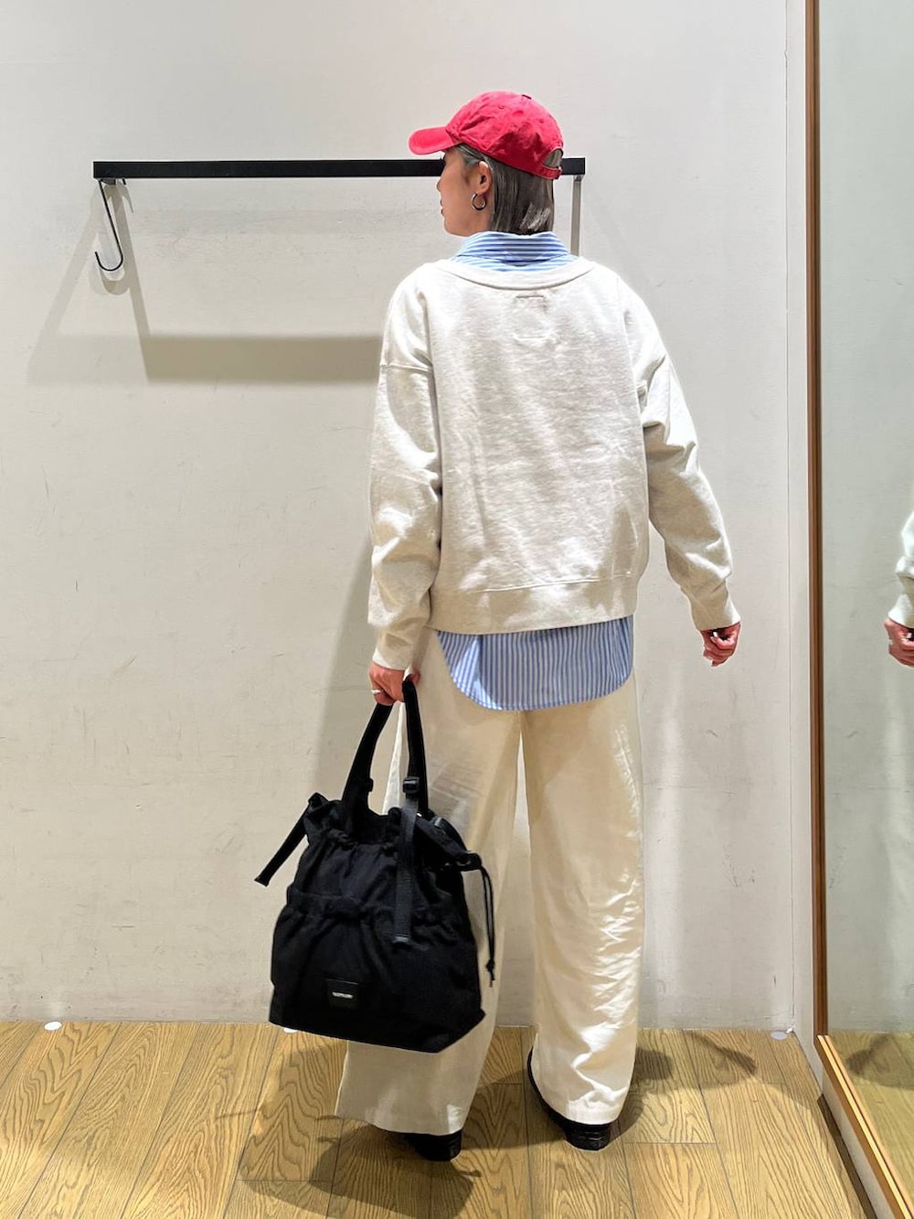 ブラック系のトートバッグ、ベージュ系のその他パンツ、ブルー系のシャツ/ブラウスを着用したレディースの冬コーディネートの2枚目の写真