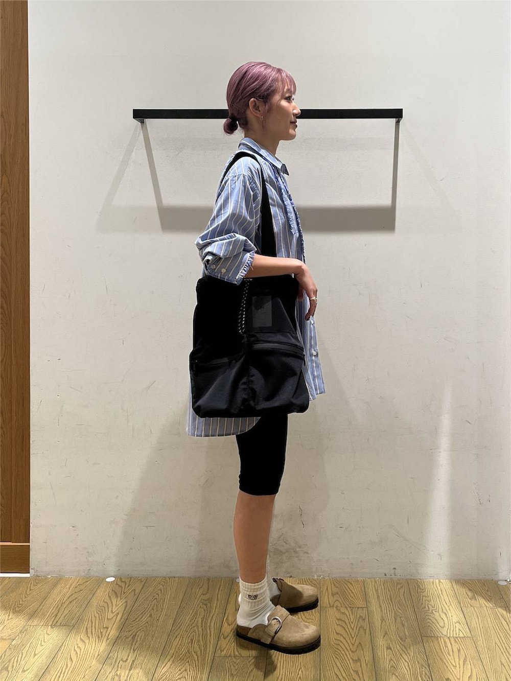 ベージュ系のその他シューズ、ブルー系のチュニック、ブラック系のトートバッグを着用したレディースの夏コーディネートの2枚目の写真