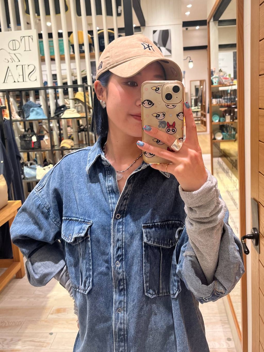 ブラック系のその他パンツ、ブルー系のシャツ/ブラウス、ベージュ系のキャップを着用したレディースの春コーディネートの3枚目の写真