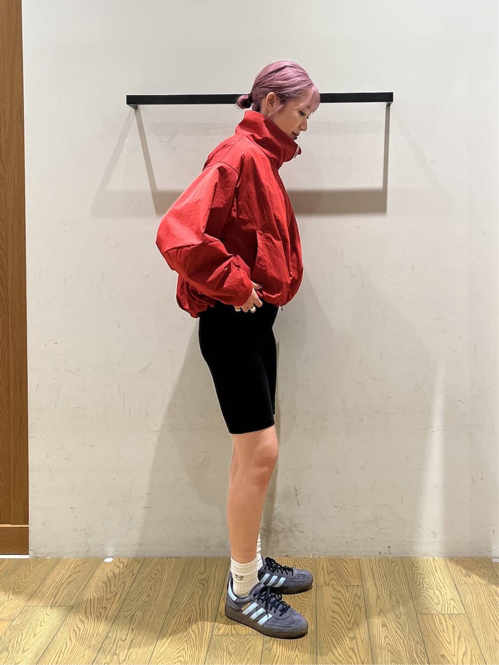 ブラック系のその他パンツ、レッド系のブルゾンを着用したレディースの夏コーディネートの3枚目の写真