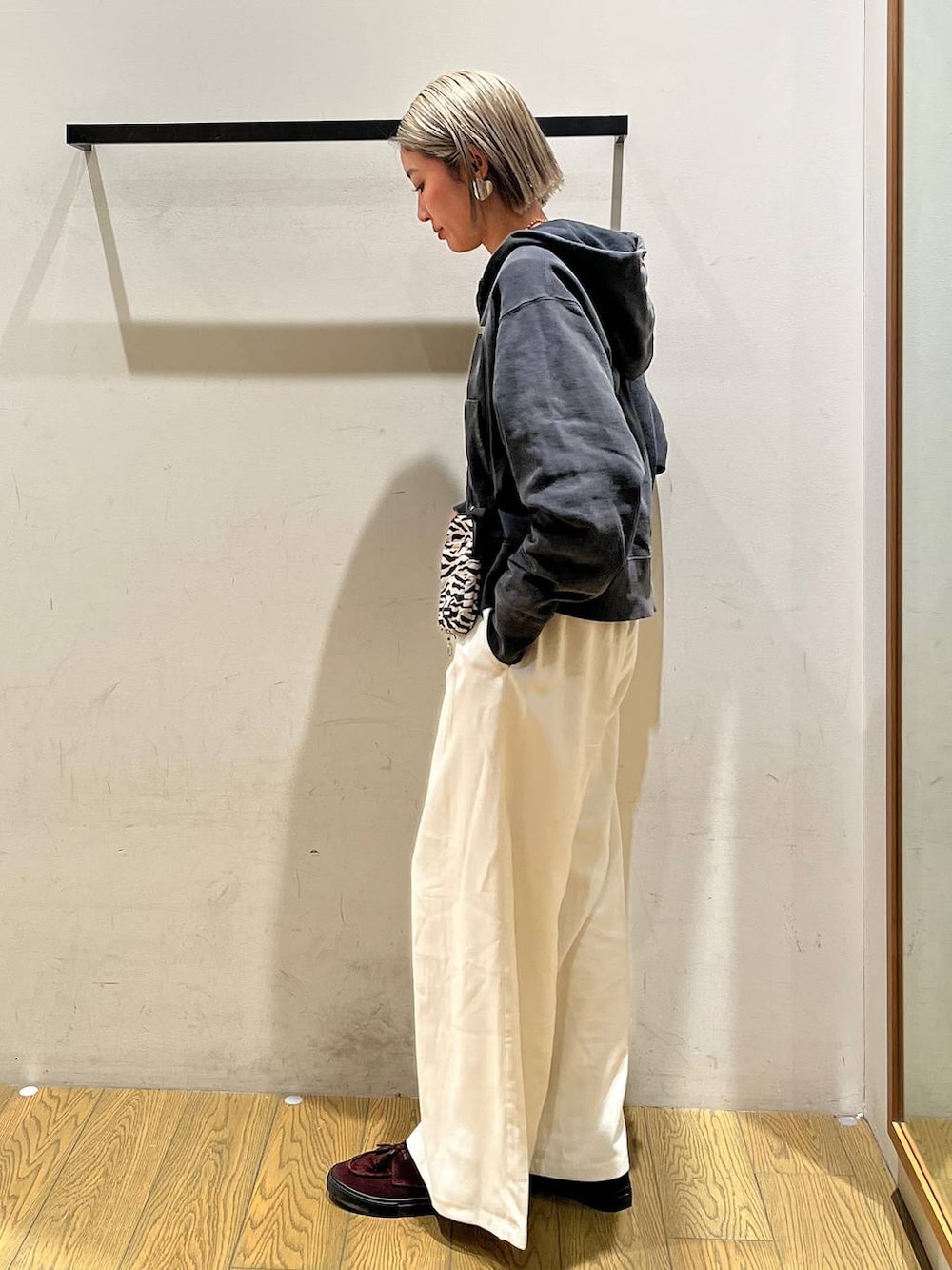 ベージュ系のショルダーバッグ、ベージュ系のその他パンツ、ブラック系のパーカーを着用したレディースの冬コーディネートの2枚目の写真