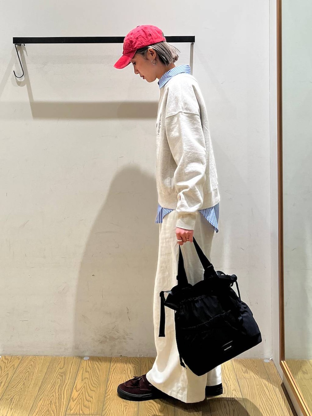 ブラック系のトートバッグ、ベージュ系のその他パンツ、ブルー系のシャツ/ブラウスを着用したレディースの冬コーディネートの3枚目の写真