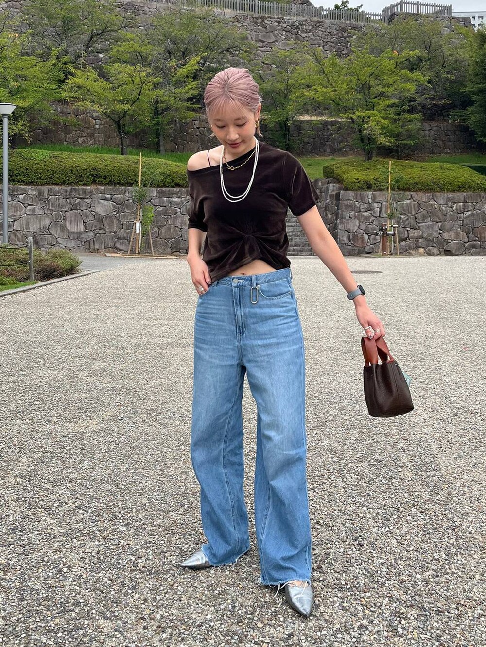 ブルー系のデニムパンツ、ブラウン系のTシャツ/カットソー、ブラック系のブラジャーを着用したレディースの夏コーディネートの3枚目の写真
