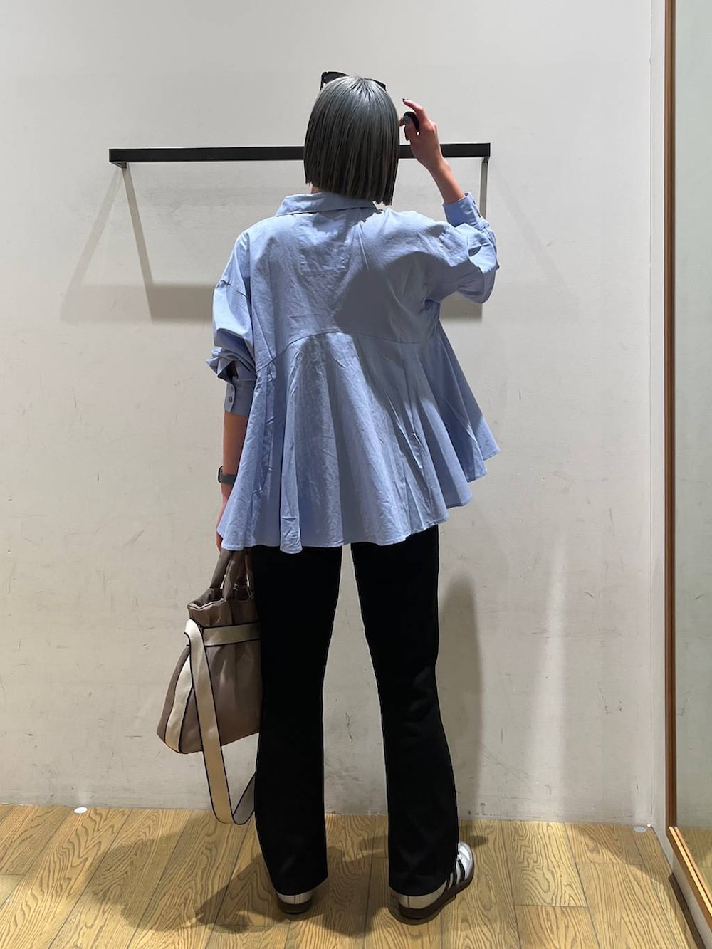 グリーン系のトートバッグ、ブラック系のその他パンツ、ブルー系のシャツ/ブラウスを着用したレディースの春コーディネートの4枚目の写真