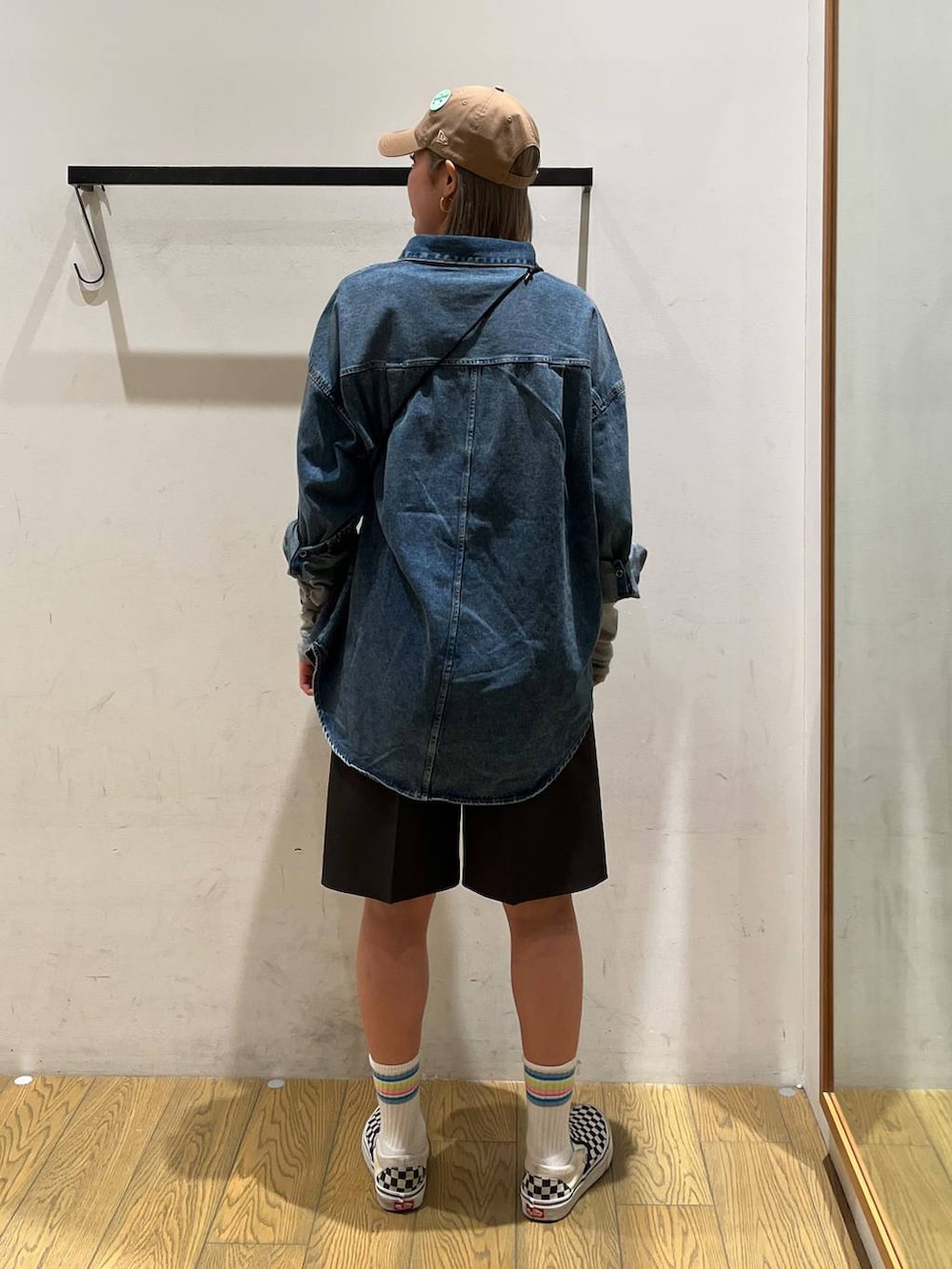 ブラウン系のショルダーバッグ、グレー系のその他パンツ、ブルー系のシャツ/ブラウスを着用したレディースの冬コーディネートの4枚目の写真