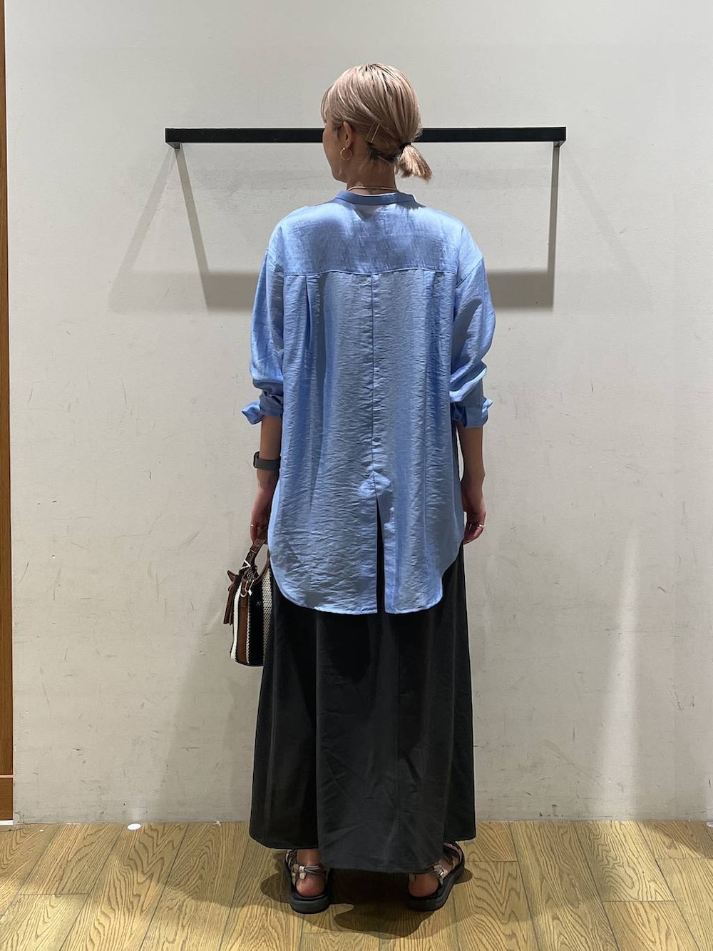 ブルー系のショルダーバッグ、グレー系のスカート、ブルー系のシャツ/ブラウスを着用したレディースの夏コーディネートの4枚目の写真