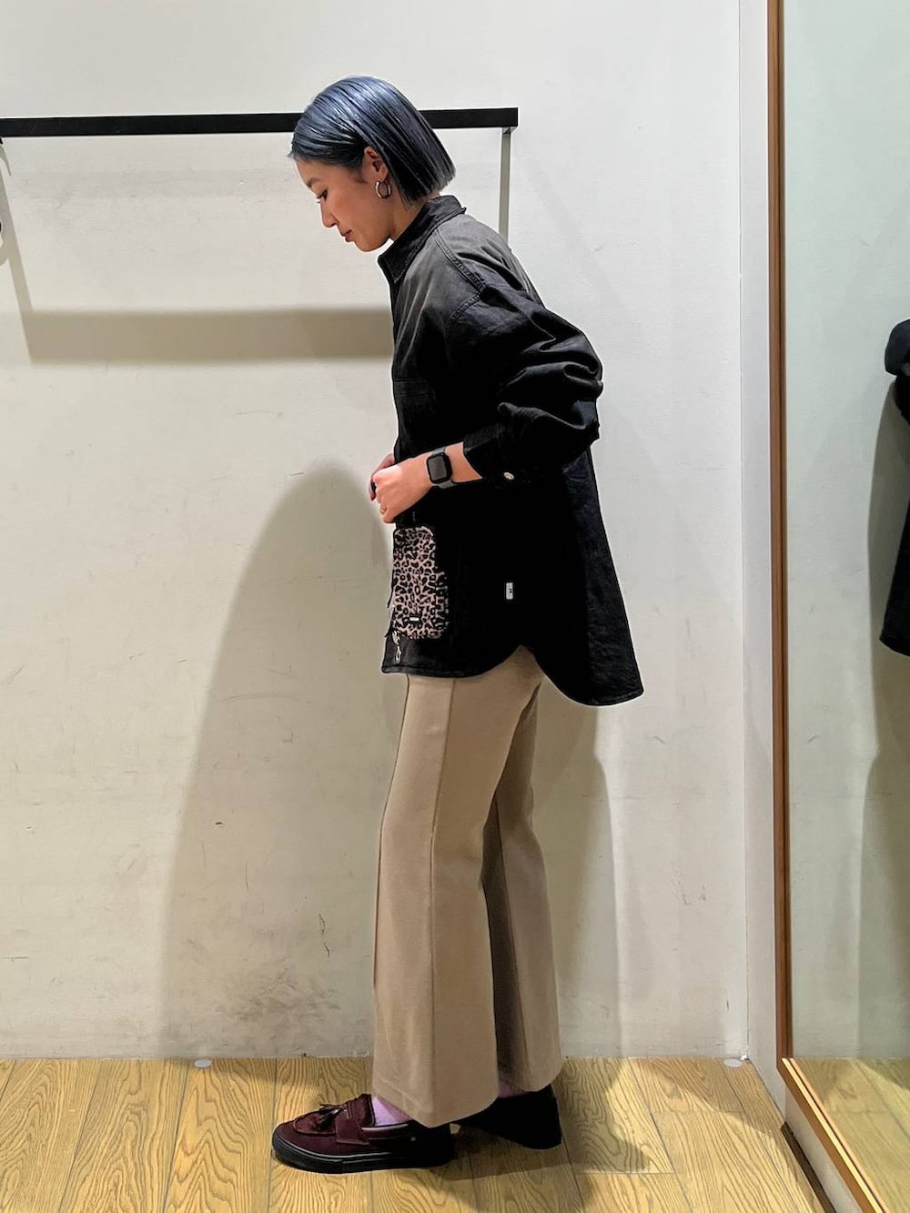 ブラウン系のショルダーバッグ、ベージュ系のその他パンツ、ブラック系のシャツ/ブラウスを着用したレディースの冬コーディネートの2枚目の写真