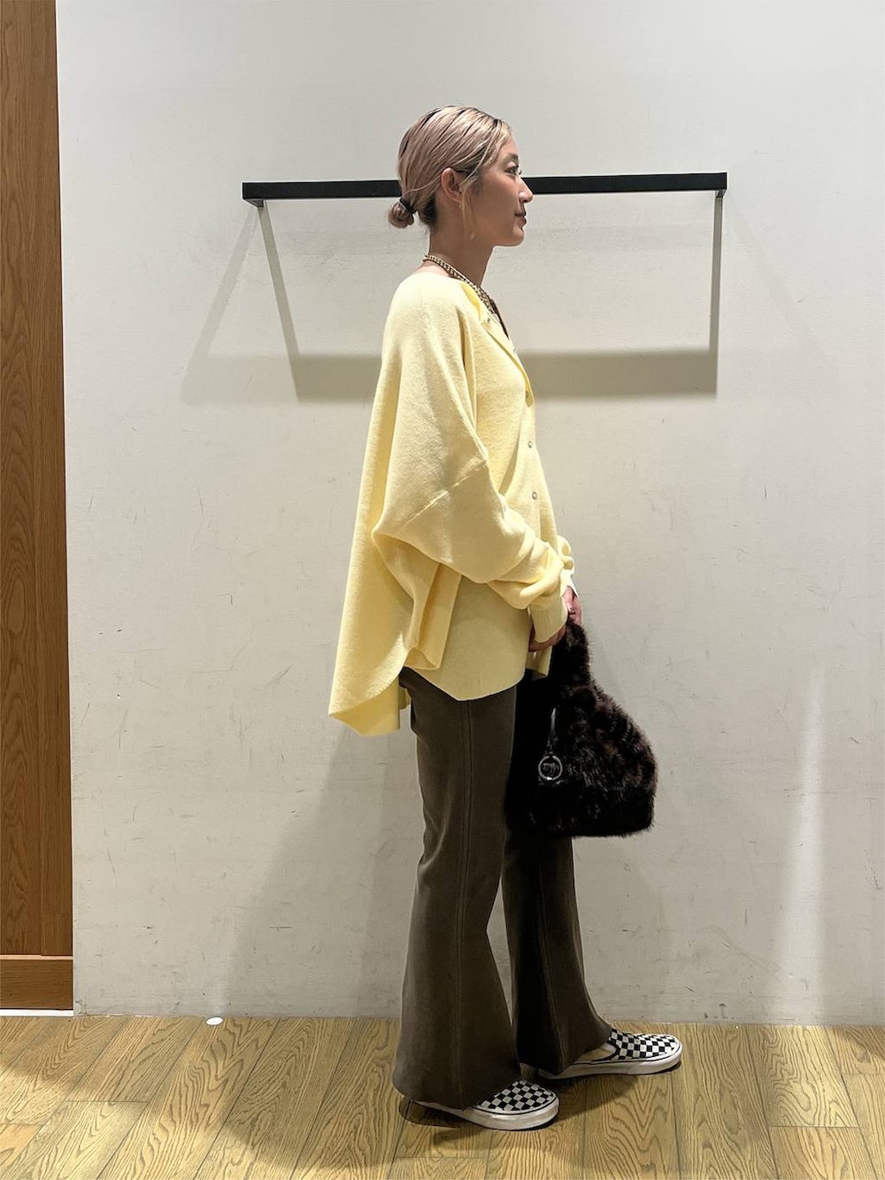 ブラウン系のその他パンツ、その他のハンドバッグ、ホワイト系のキャミソールを着用したレディースの秋コーディネートの3枚目の写真