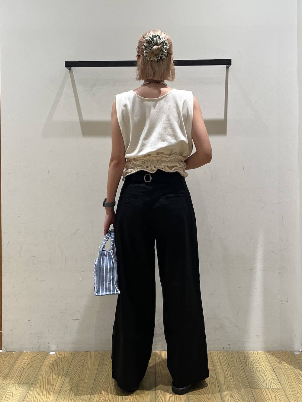ホワイト系のTシャツ/カットソー、ブルー系のトートバッグ、ブラック系のチノパンツを着用したレディースの夏コーディネートの4枚目の写真