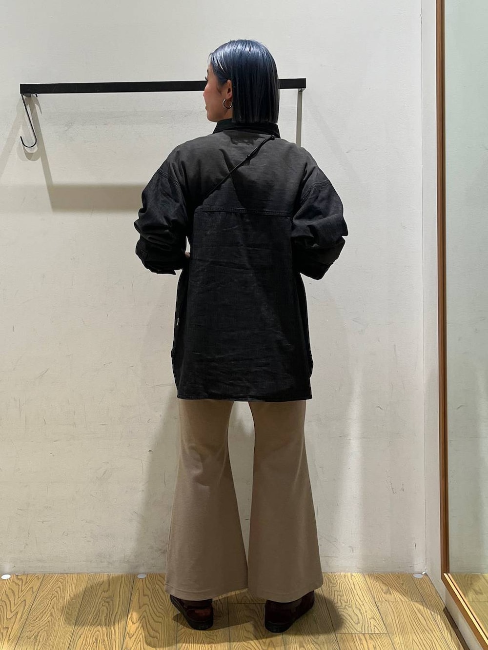 ブラウン系のショルダーバッグ、ベージュ系のその他パンツ、ブラック系のシャツ/ブラウスを着用したレディースの冬コーディネートの4枚目の写真