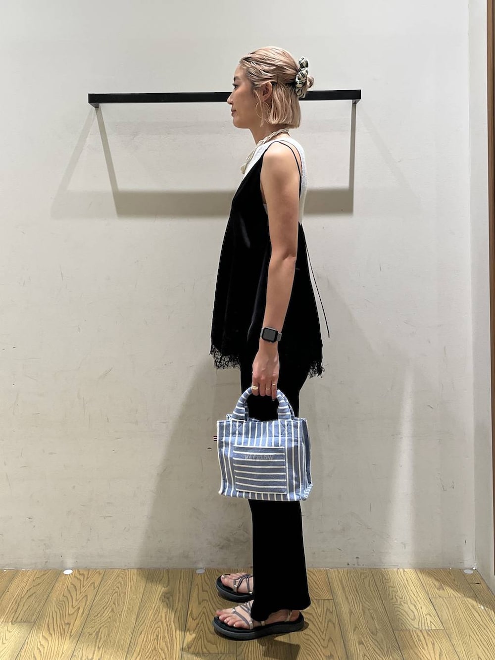 ブラック系のその他パンツ、ブラック系のキャミソール、ベージュ系のトートバッグを着用したレディースの夏コーディネートの3枚目の写真