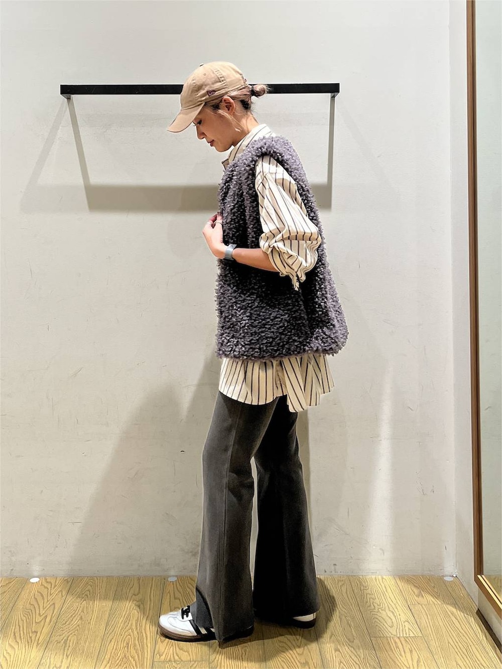ベージュ系のチュニック、ブラック系のショルダーバッグ、グレー系のその他パンツを着用したレディースの秋コーディネートの3枚目の写真